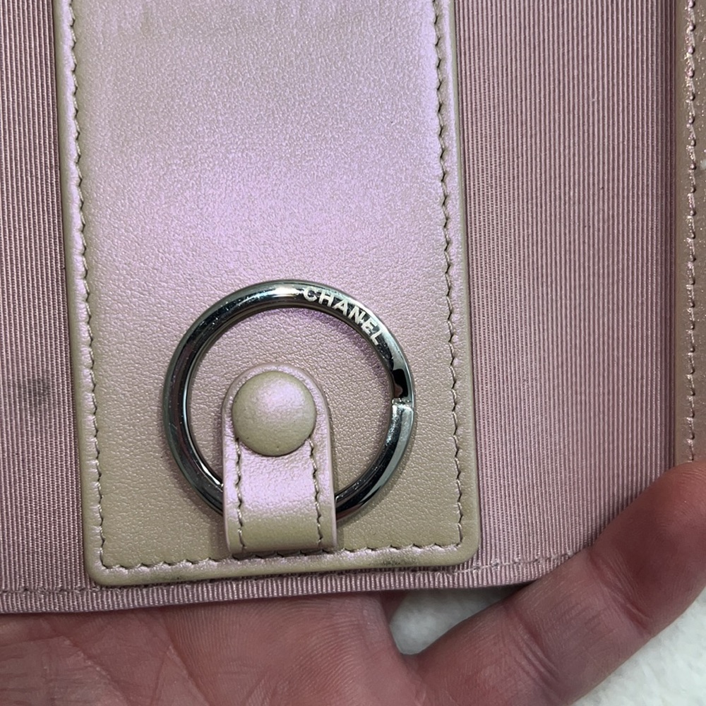 SOLD. 🌸 Chanel Iridescent Pink Key Holder 21K 🌸 - Picture 11 of 16
